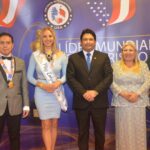 Andrea Medina Stein recibe banda de Miss Embajadora del Perú en Premios Praxis 2024