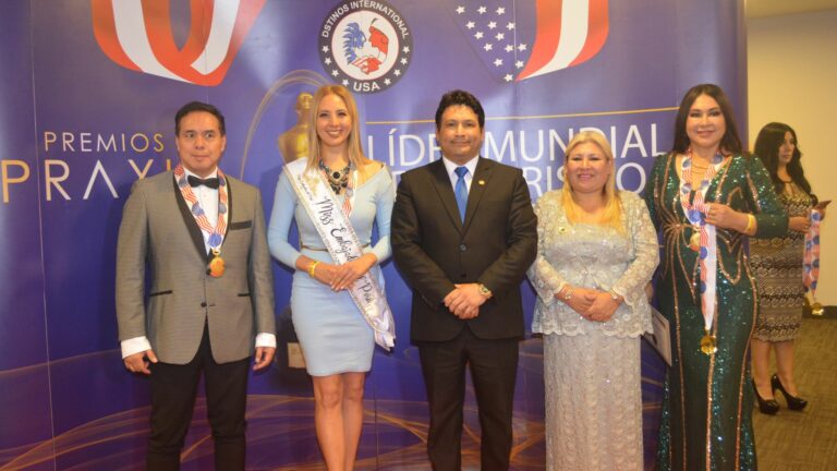 Andrea Medina Stein recibe banda de Miss Embajadora del Perú en Premios Praxis 2024